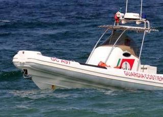 Naufragio in Sardegna, affonda peschereccio: due morti e un superstite Naufragio in Sardegna, affonda peschereccio: due morti e un superstite