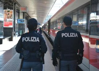 Capotreno accoltellato a Genova, il 21enne arrestato: &quot;Mi ha colpito con manganello&quot;