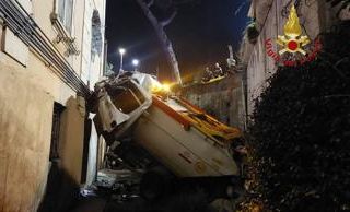 Roma, camion rifiuti si schianta contro muro palazzina: gravi autista e un'inquilina