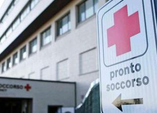 Sfregia donna con un coccio di bottiglia, fermato 20enne: è la sua settima aggressione