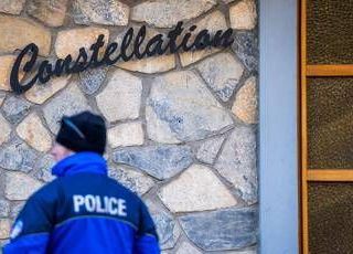 Crans Montana, Jacques Moretti incontra la mamma di due ragazze ferite nella strage Crans Montana, Jacques Moretti incontra la mamma di due ragazze ferite nella strage