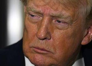 Trump ancora in calo di popolarità: il 61% disapprova il suo operato Trump ancora in calo di popolarità: il 61% disapprova il suo operato