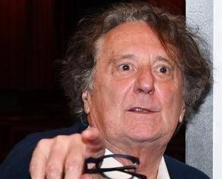 Enzo Iacchetti diffida Meta e querela autori di post che lo accostano ai nazisti Enzo Iacchetti diffida Meta e querela autori di post che lo accostano ai nazisti