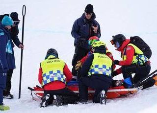 Milano Cortina, paura per Liu Jiayu: la snowboarder cade male e viene portata via in barella Milano Cortina, paura per Liu Jiayu: la snowboarder cade male e viene portata via in barella
