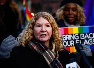 Trump rimuove la bandiera arcobaleno del Pride dal monumento per i diritti Lgbt di Stonewall Trump rimuove la bandiera arcobaleno del Pride dal monumento per i diritti Lgbt di Stonewall