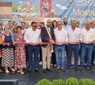 Il momento del taglio del nastro