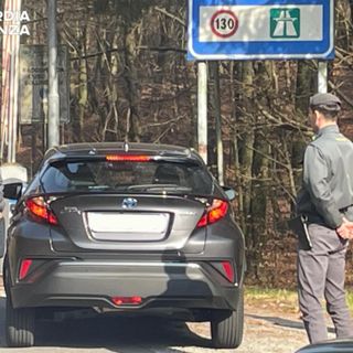 Sotto al sedile dell'auto 35 grammi di cocaina. Denunciato un italiano al confine con la Svizzera