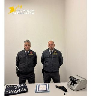 Entra in Italia al valico di Chiasso con un titolo azionario da oltre 100mila franchi: scatta il sequestro della Guardia di Finanza