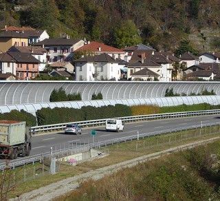 “Possibile che la Città dell’Energia di Bellinzona non abbia ancora previsto l’integrazione di un impianto fotovoltaico nella nuova parete antirumore sull’A2?”