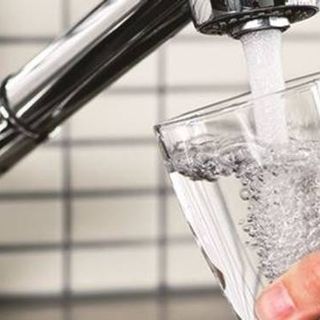 Il Movimento per il Socialismo consegna 1.300 firme a sostegno della petizione contro l’aumento delle tariffe dell’acqua potabile a Lugano