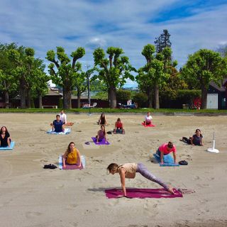 L'estate in spiaggia con il Beach Yoga al Lido di Lugano