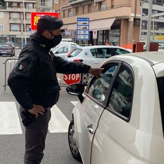 Controlli della Guardia di Finanza in dogana a Lavena Ponte Tresa
