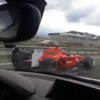 In autostrada come se fosse in una pista di F1: fermato un italiano