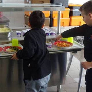 A Bellinzona cresce del 18,75% la tassa di refezione della scuola elementare: “ma il Municipio dove vive?”