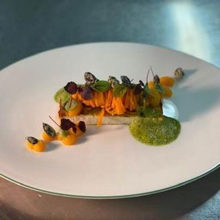 Tofu marinato alla curcuma e cumino con spaghetti di zucca e salsa al prezzemolo