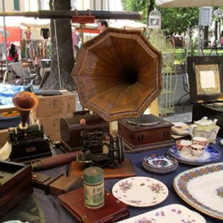 La Città Vecchia di Locarno si riempie di bancarelle colme di oggetti di antiquariato
