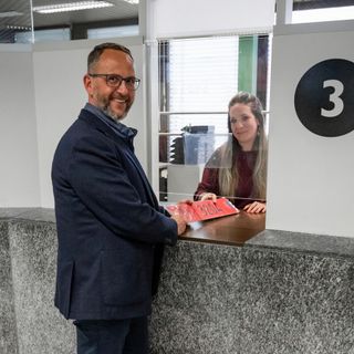 Il Direttore del Dipartimento delle istituzioni Norman Gobbi oggi ha ritirato presso lo sportello Servizio immatricolazioni della Sezione della circolazione di Camorino uno dei primi modelli di targa rossa da collocare sul portabici