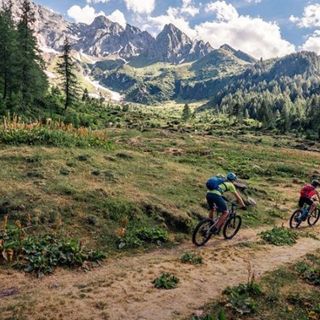 Alpi Bedretto Bike, lungo pascoli erbosi e sentieri stretti, tra un alpeggio e l'altro, con un fantastico panorama