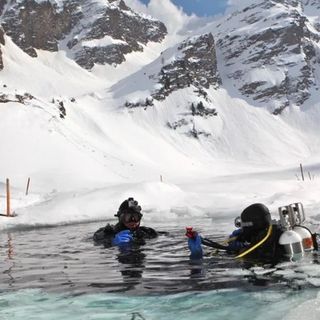 Immergersi in un lago ghiacciato? Si può in Svizzera al Lac de Lioson