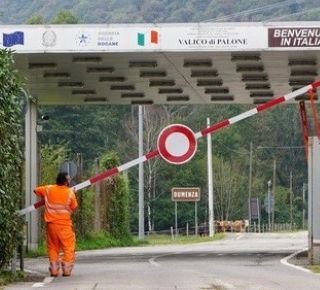 Aveva 580 grammi di metanfetamina e 54mila euro nascosti in automobile: arrestato al valico di San Pietro