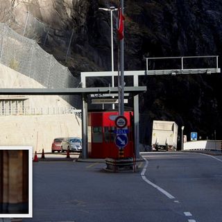 Foto: il confine a Gondo e la ministra Karin Keller-Sutter