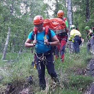 Escursionista svizzera si frattura una gamba, soccorsi in azione