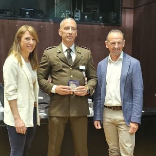 La premiazione dell'agente della polizia cantonale