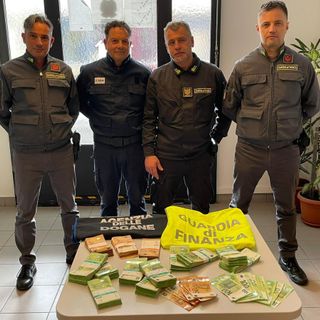 Chiasso, sul treno con un &quot;tesoro&quot; in valigia: scoperto in dogana