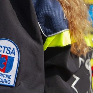Sbanda con la moto e finisce contro un'auto: diciottenne grave in Canton Ticino