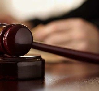 Uccise un maialino con un fucile: finisce in carcere
