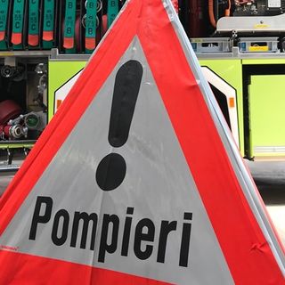 Incendio in un capannone industriale in Canton Ticino, in azione i vigili del fuoco