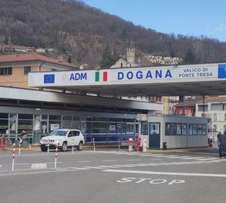 Fermato al valico di Ponte Tresa con la droga in auto: ucraino arrestato