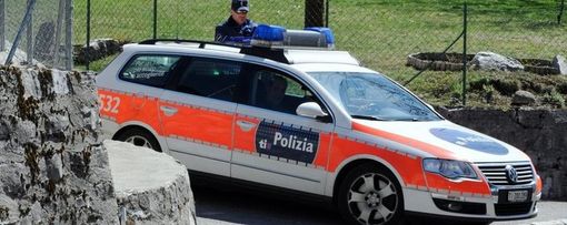 In sella ad una moto senza targa, senza assicurazione e senza patente sfreccia a 116 km/h dove il limite è 80. Denunciato in Canton Ticino un motociclista pirata In sella ad una moto senza targa, senza assicurazione e senza patente sfreccia a 116 km/h dove il limite è 80. Denunciato in Canton Ticino un motociclista pirata