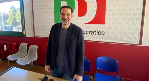 Il senatore Alessandro Alfieri questa mattina nella sede del Pd varesino Il senatore Alessandro Alfieri questa mattina nella sede del Pd varesino