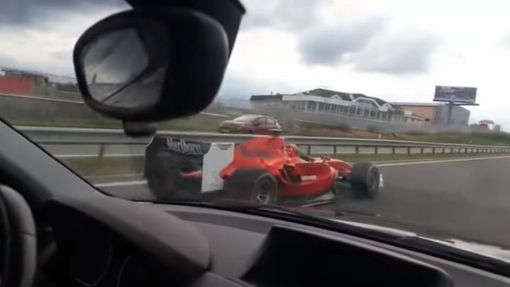 In autostrada come se fosse in una pista di F1: fermato un italiano