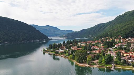 Una vista del lago Ceresio da Brusimpiano Una vista del lago Ceresio da Brusimpiano