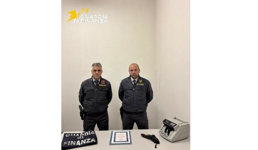 Entra in Italia al valico di Chiasso con un titolo azionario da oltre 100mila franchi: scatta il sequestro della Guardia di Finanza Entra in Italia al valico di Chiasso con un titolo azionario da oltre 100mila franchi: scatta il sequestro della Guardia di Finanza