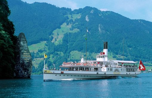 Crociera sul Gotthard Panorama Express, il battello con ruote a pala, come ai bei tempi andati Crociera sul Gotthard Panorama Express, il battello con ruote a pala, come ai bei tempi andati