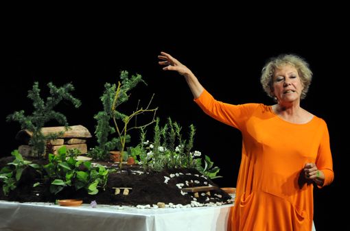 Gambarogno, teatro per tutti von “94 passi in giardino” di e con Lorenza Zambon”
