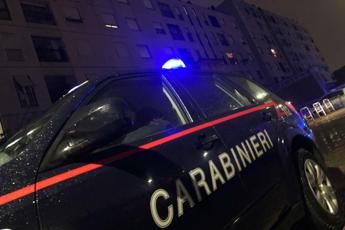 Massa, uomo trovato morto sul balcone di casa: sul corpo segni di coltellate