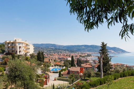 Vuoi trascorrere una vacanza estiva perfetta tra mare, spiaggia, natura e relax? Gli Hotel Metropol ed Eden Park a Diano Marina sono la scelta ideale per te! Vuoi trascorrere una vacanza estiva perfetta tra mare, spiaggia, natura e relax? Gli Hotel Metropol ed Eden Park a Diano Marina sono la scelta ideale per te!