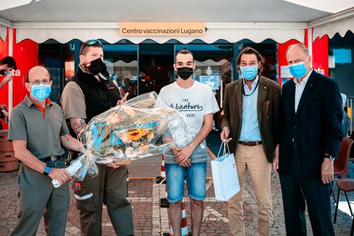 Omaggio floreale per la trecentomillesima dose somministrata Omaggio floreale per la trecentomillesima dose somministrata