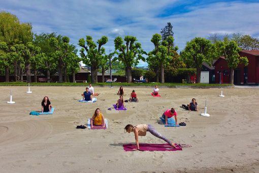 L'estate in spiaggia con il Beach Yoga al Lido di Lugano L'estate in spiaggia con il Beach Yoga al Lido di Lugano