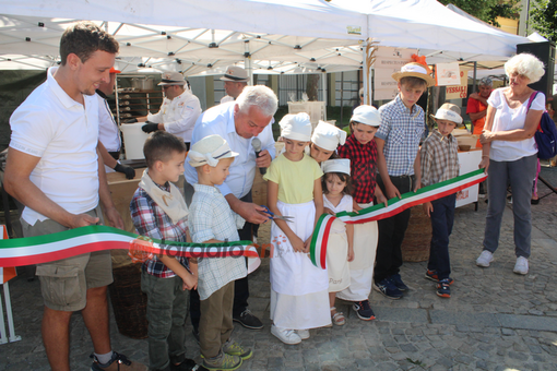 Il taglio del nastro Il taglio del nastro