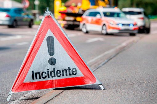 Canton Ticino, camionista italiano si ribalta sull'A2: carreggiata invasa da sacchi di cemento Canton Ticino, camionista italiano si ribalta sull'A2: carreggiata invasa da sacchi di cemento