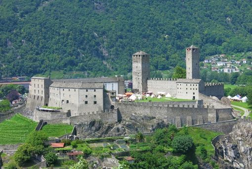 La Fortezza di Bellinzona sì presenta nella sua nuova veste La Fortezza di Bellinzona sì presenta nella sua nuova veste