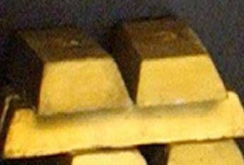 Butta 20 lingotti d'oro del valore di 120 mila euro nel cassonetto dei rifiuti: il lieto fine Butta 20 lingotti d'oro del valore di 120 mila euro nel cassonetto dei rifiuti: il lieto fine