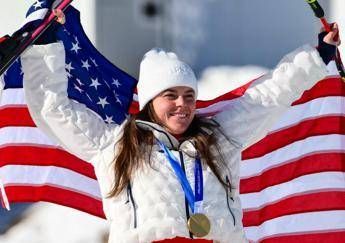 Johnson, capolavoro e disastro: vince l'oro in discesa e rompe la medaglia