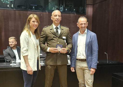 La premiazione dell'agente della polizia cantonale