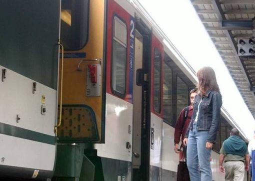 Invitati a rispettare le norme Covid, aggrediscono i poliziotti: fermati su un treno in arrivo a Giubiasco Invitati a rispettare le norme Covid, aggrediscono i poliziotti: fermati su un treno in arrivo a Giubiasco
